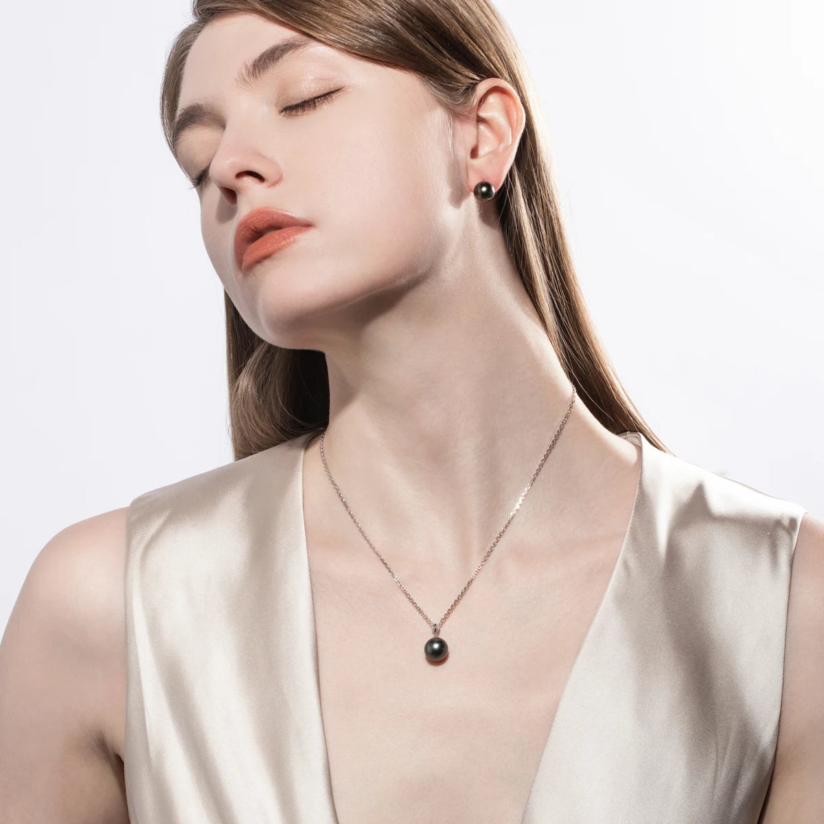 Classic Lune Noire Necklace