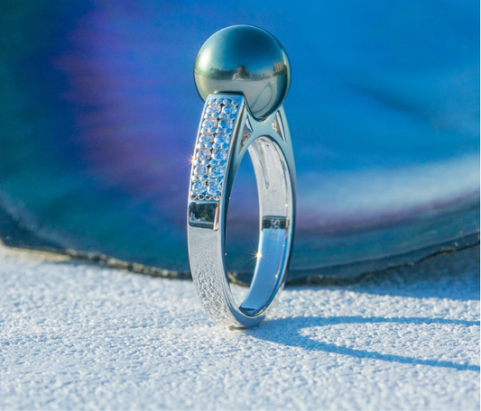 Lune Noire Moissanite Ring
