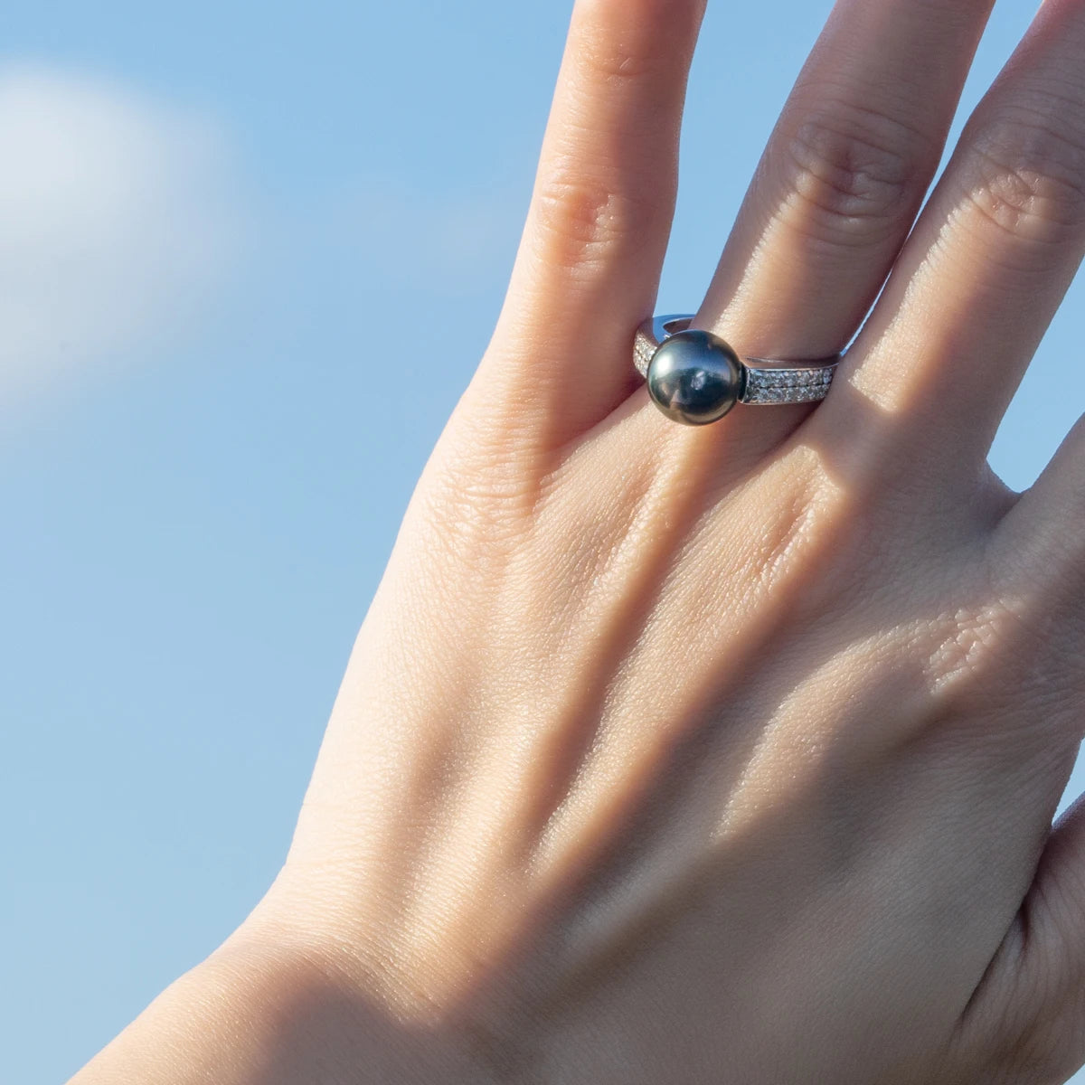 Lune Noire Moissanite Ring